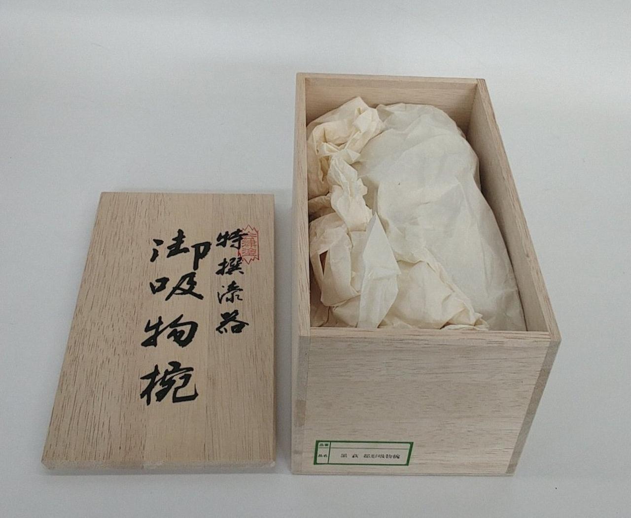 外側は全体を紙で包みます。