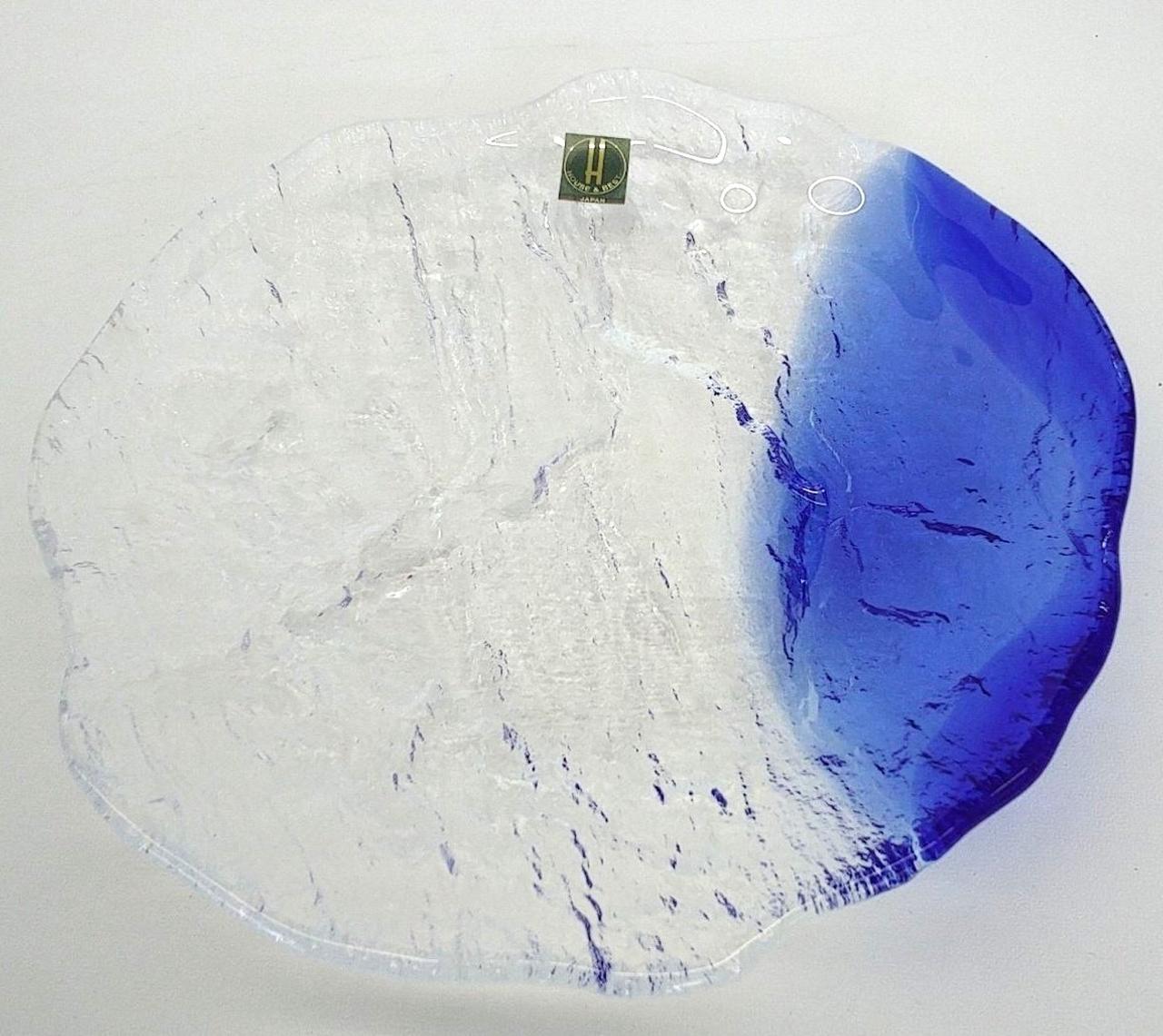 光の加減で見え方に違いあり。