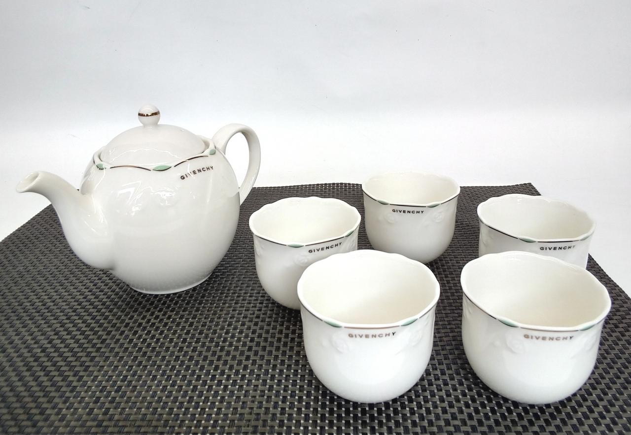 黒いマットは付きません。