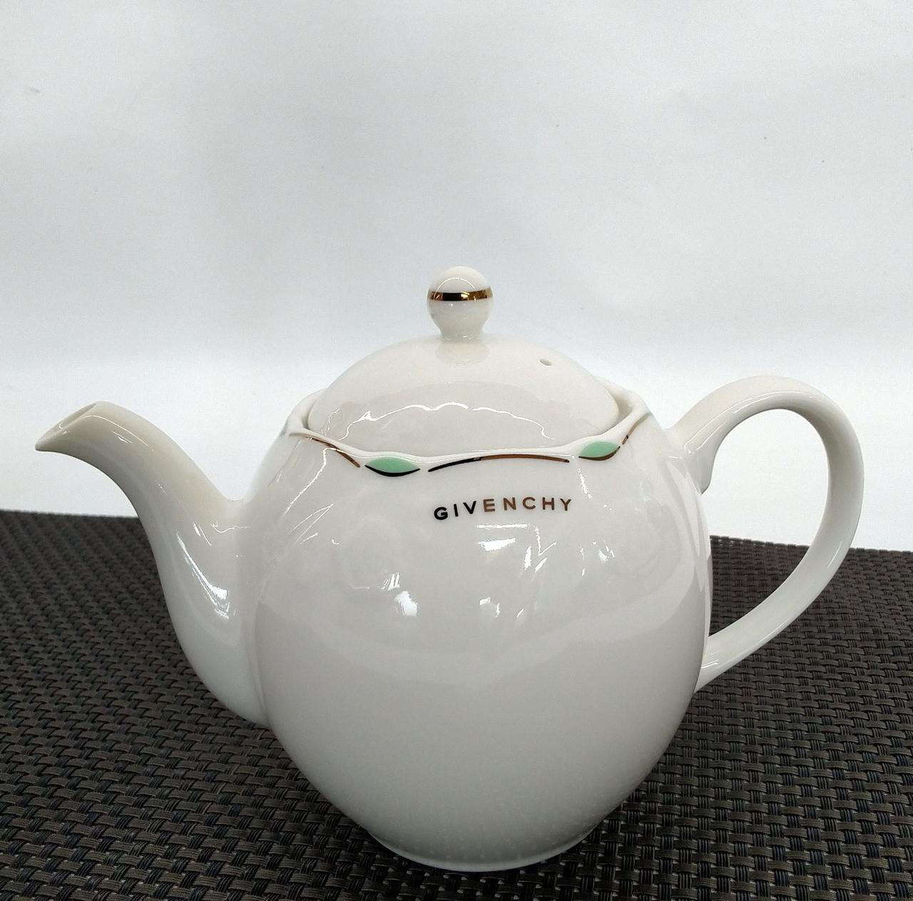 光の加減で見え方に違いあり。