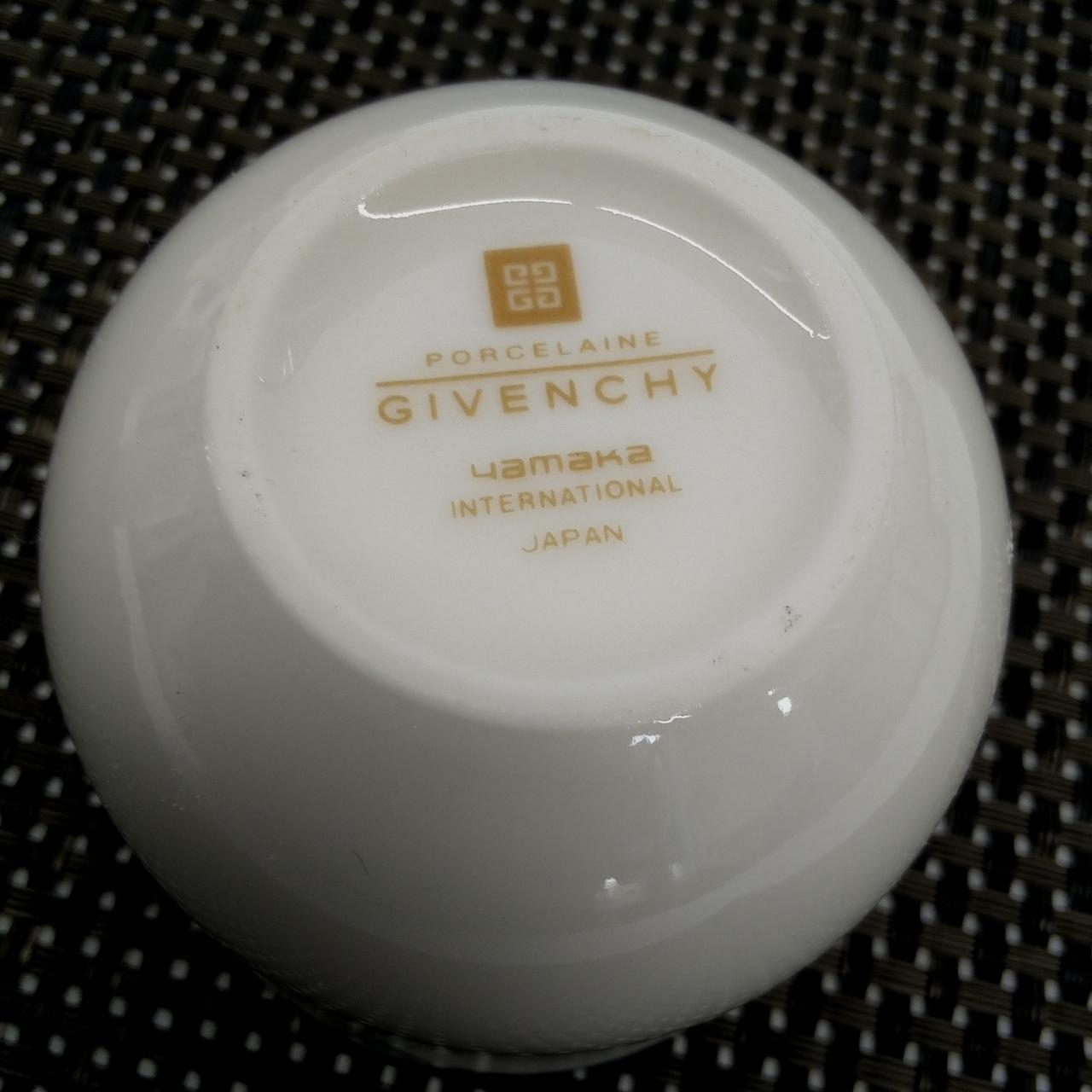 底黒く少し擦れのあるカップあり。