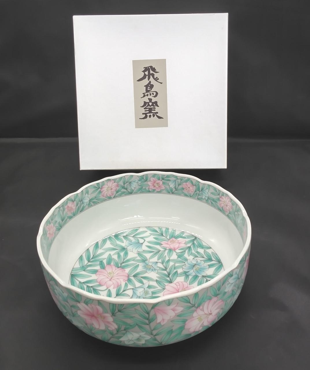 光の加減で見え方に違いあり。