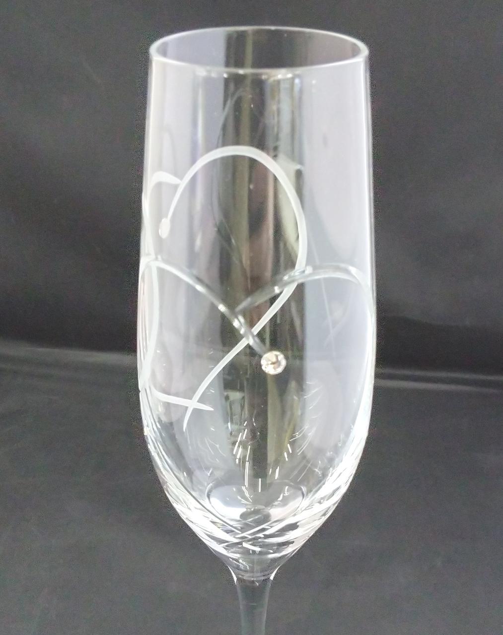 2粒のクリスタルストーンが付いています。