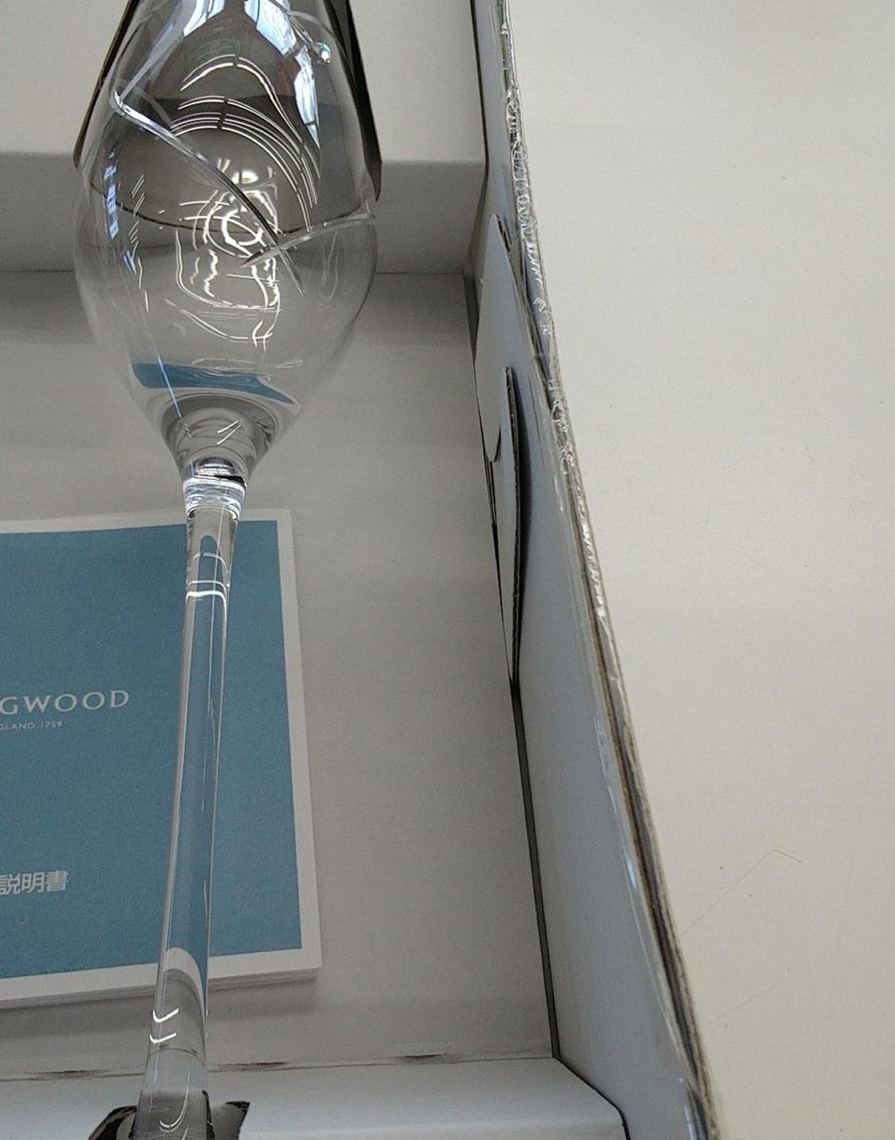 箱のふた切り取られてありません。