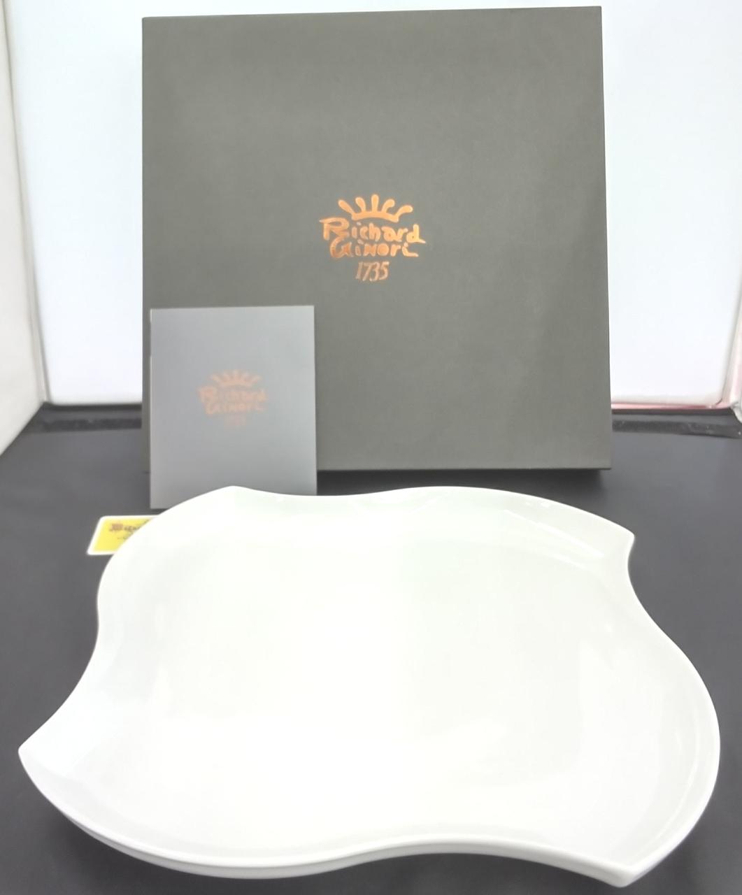 光の加減で見え方に違いあり。