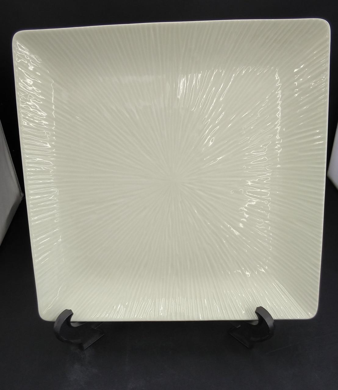 少し黄みがかったアイボリーのような色です