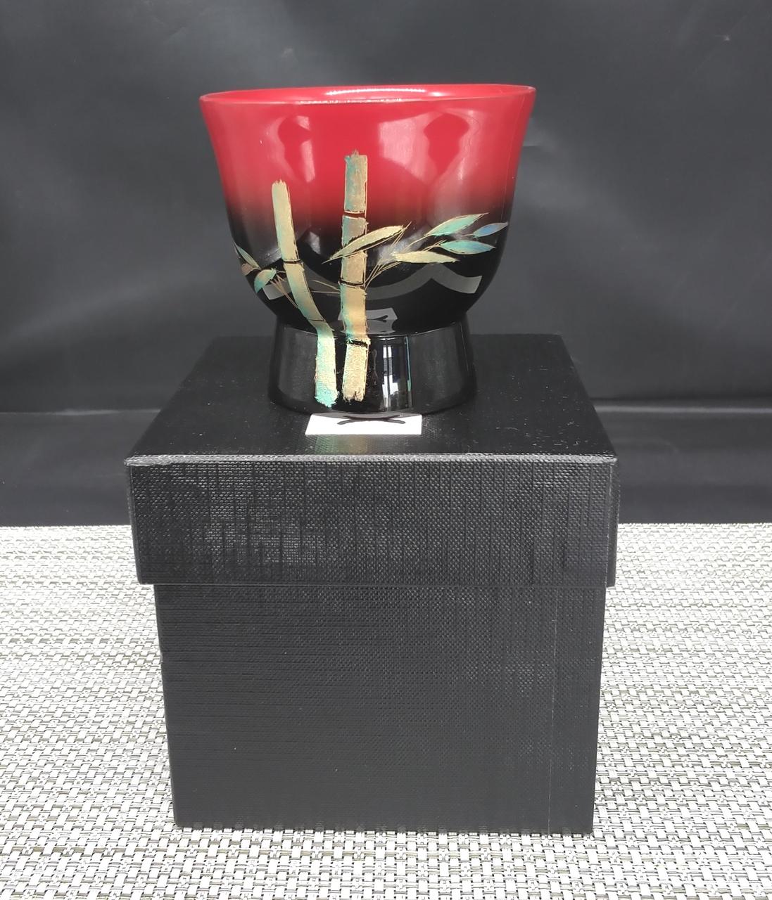 光の加減で見え方に違いあり。