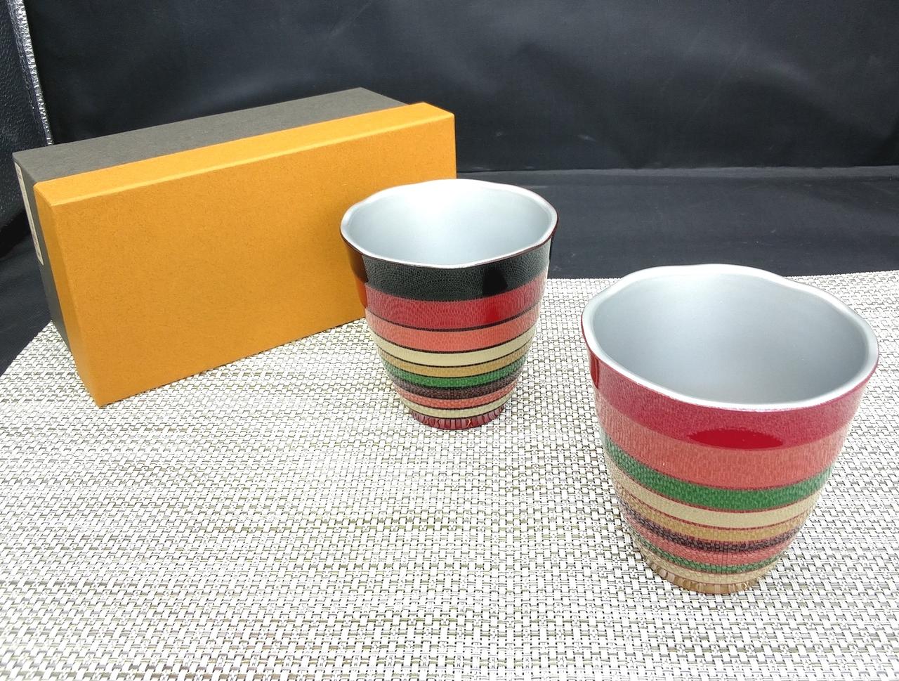 光の加減で見え方に違いあり。