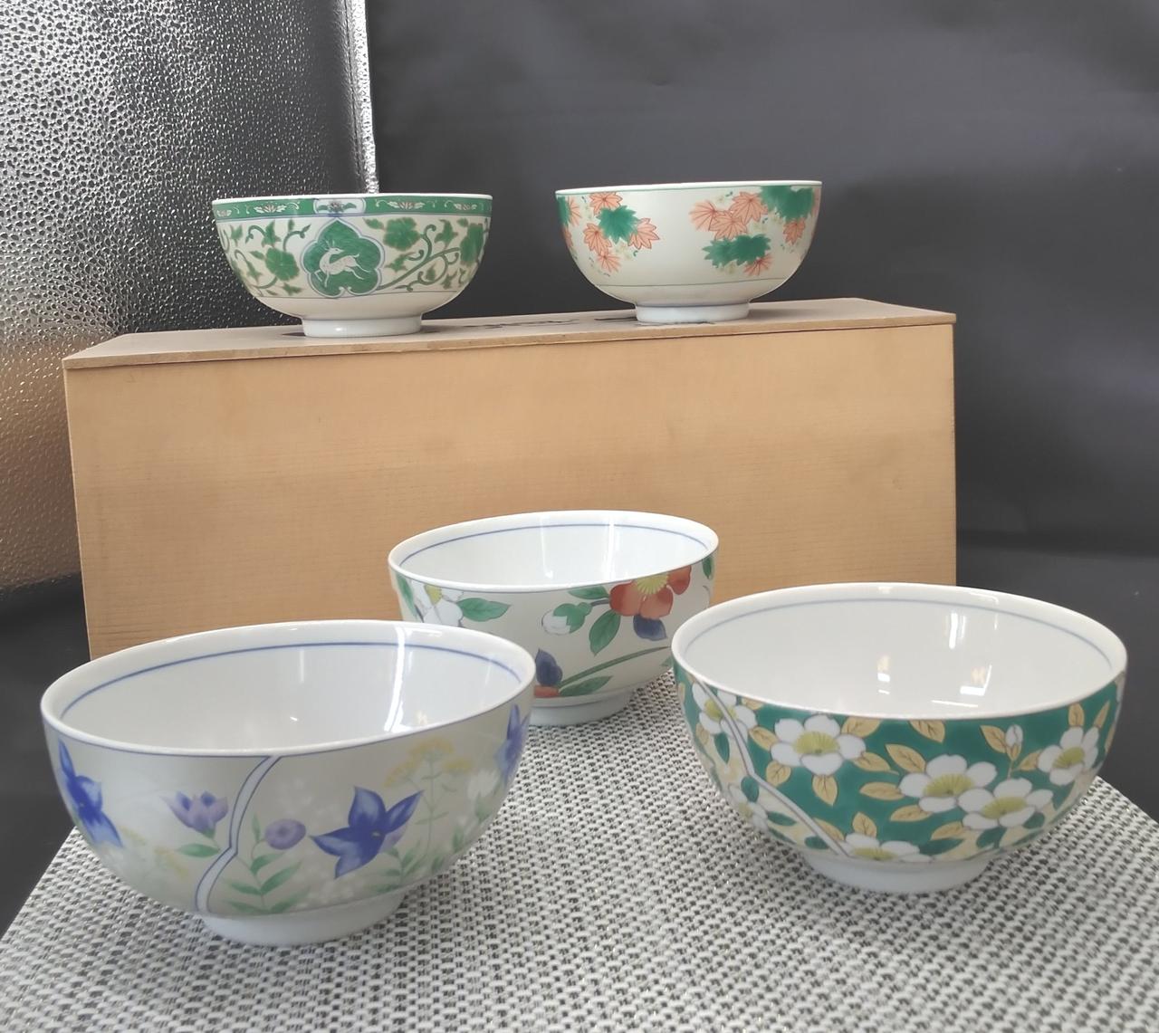 光の加減で見え方に違いあり。