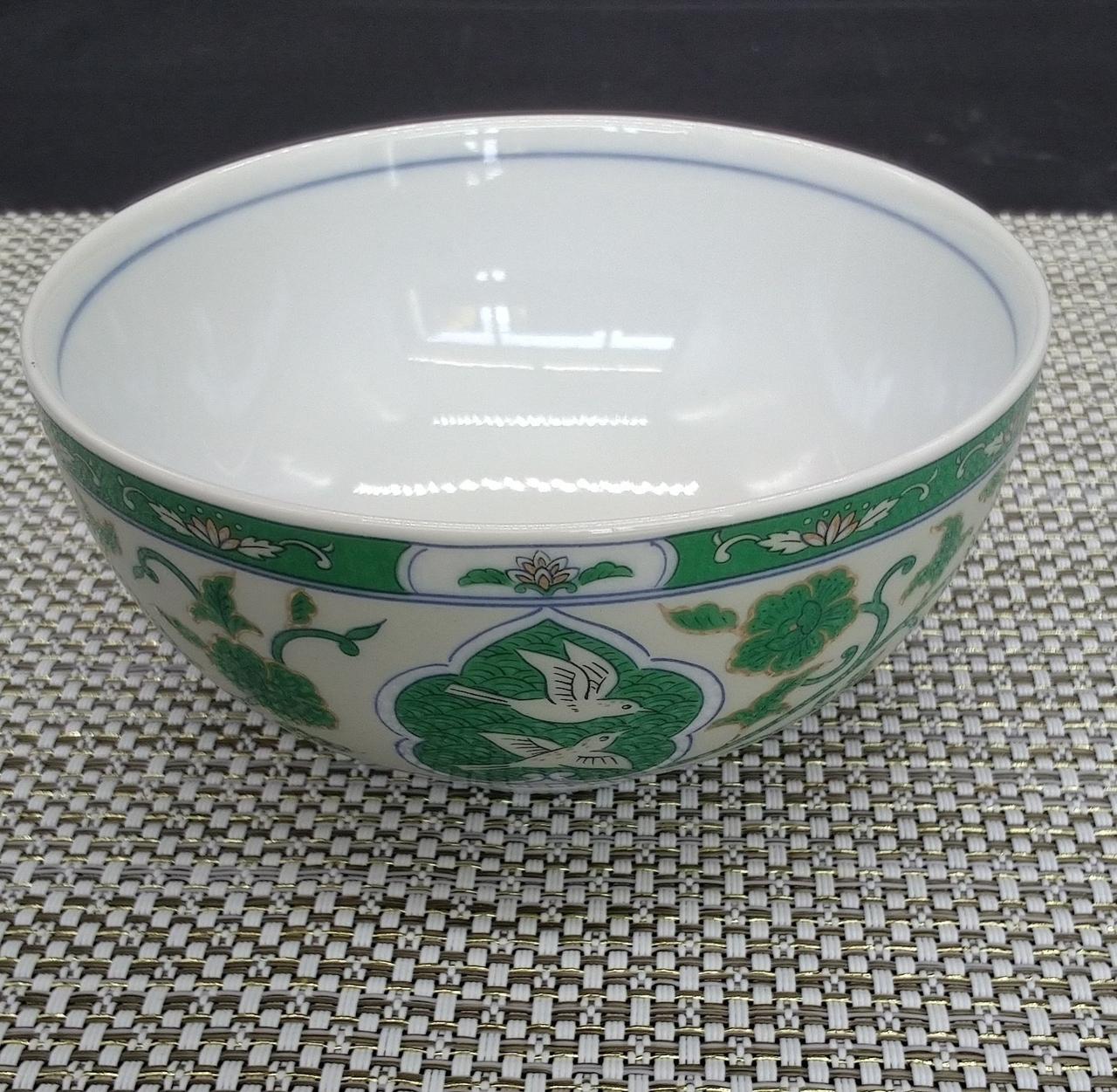 鹿の裏側の模様。鳥2羽飛んでいます。