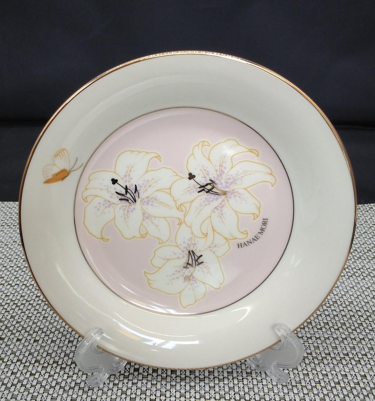 花のまわりは薄いピンク色です。