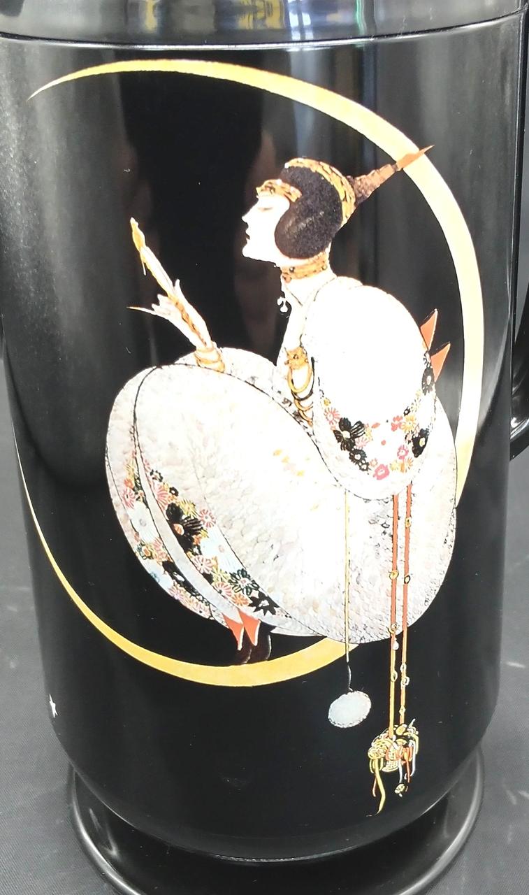 神秘的なイラストが描かれています。