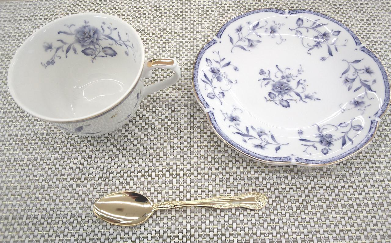 スプーン付き。