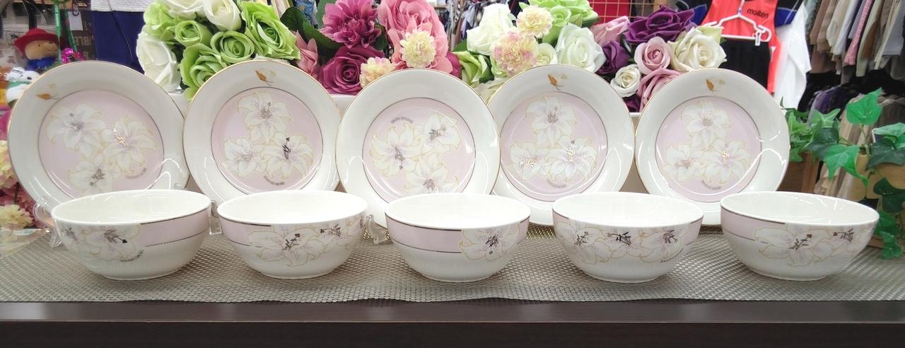 花やグリーンは付きません。