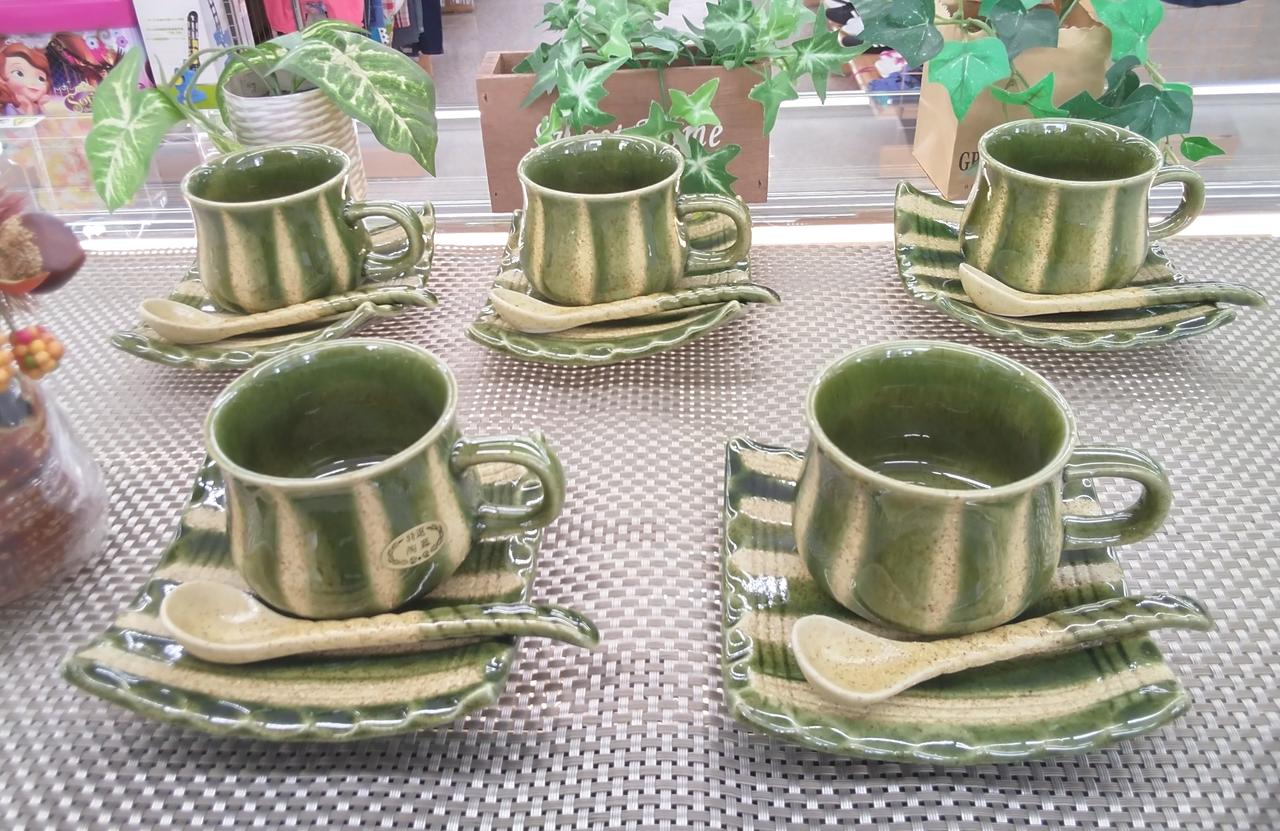 グリーン、花器、マットは付きません。