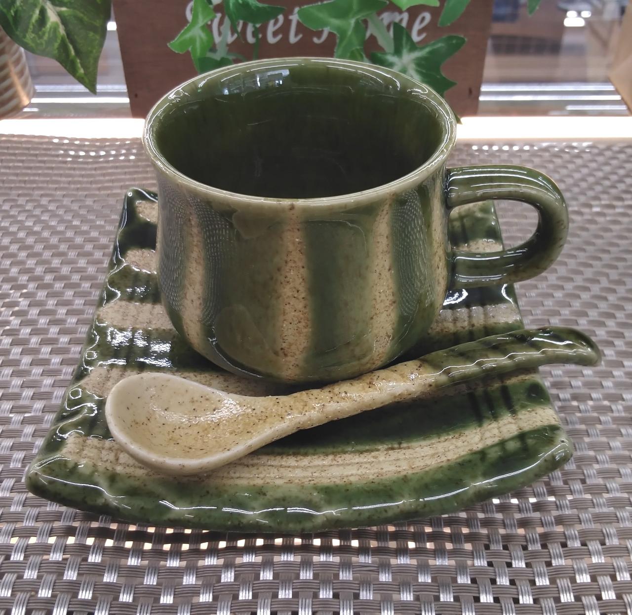 光の加減で見え方に違いあり。