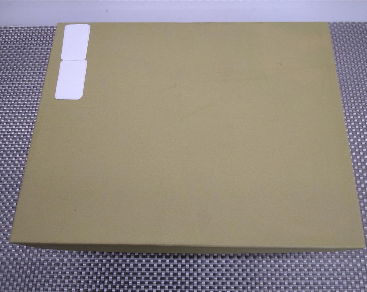 手書き文字の上、シール貼られてます。