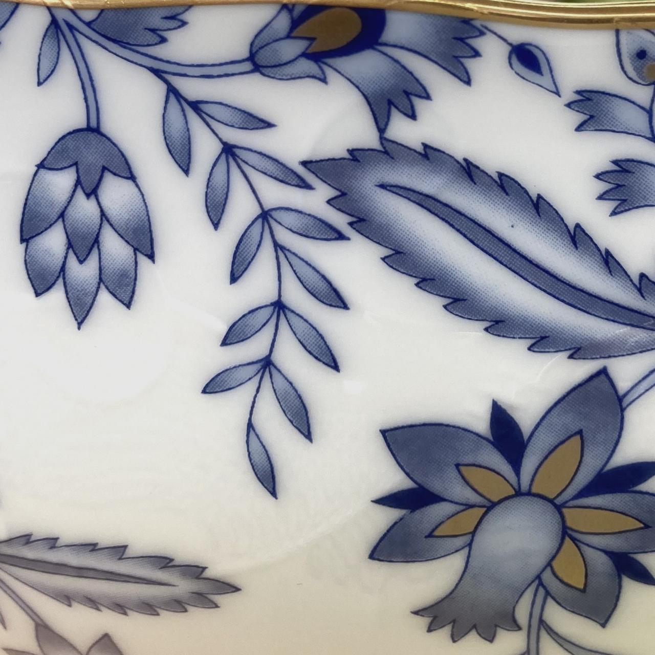 白い線が立体的に隆起したデザインです。