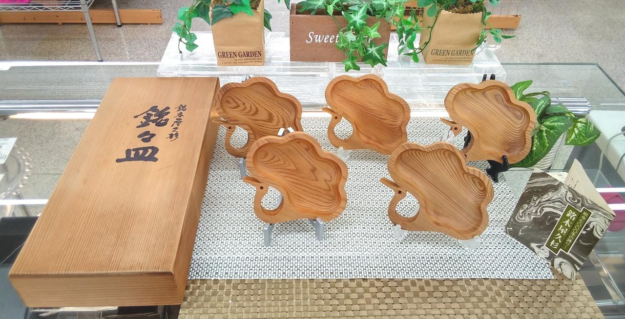 スタンド、グリーン、マットは付きません。