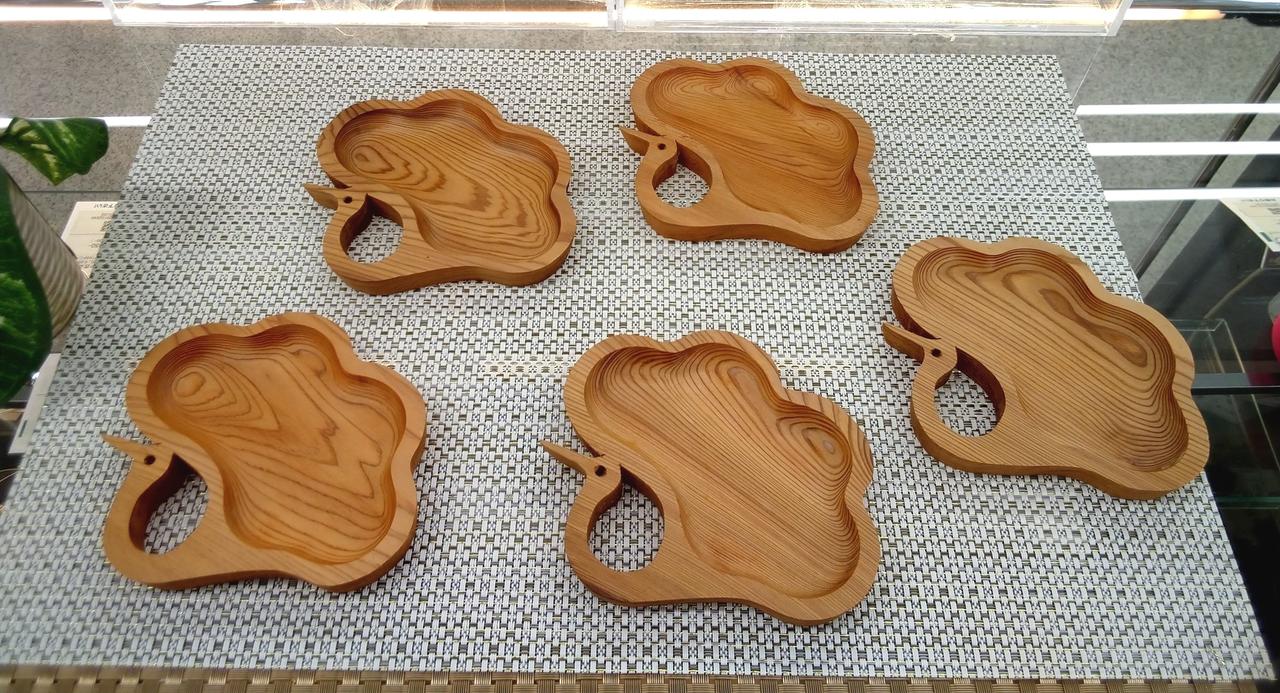 光の加減で色の見え方に違いあり。