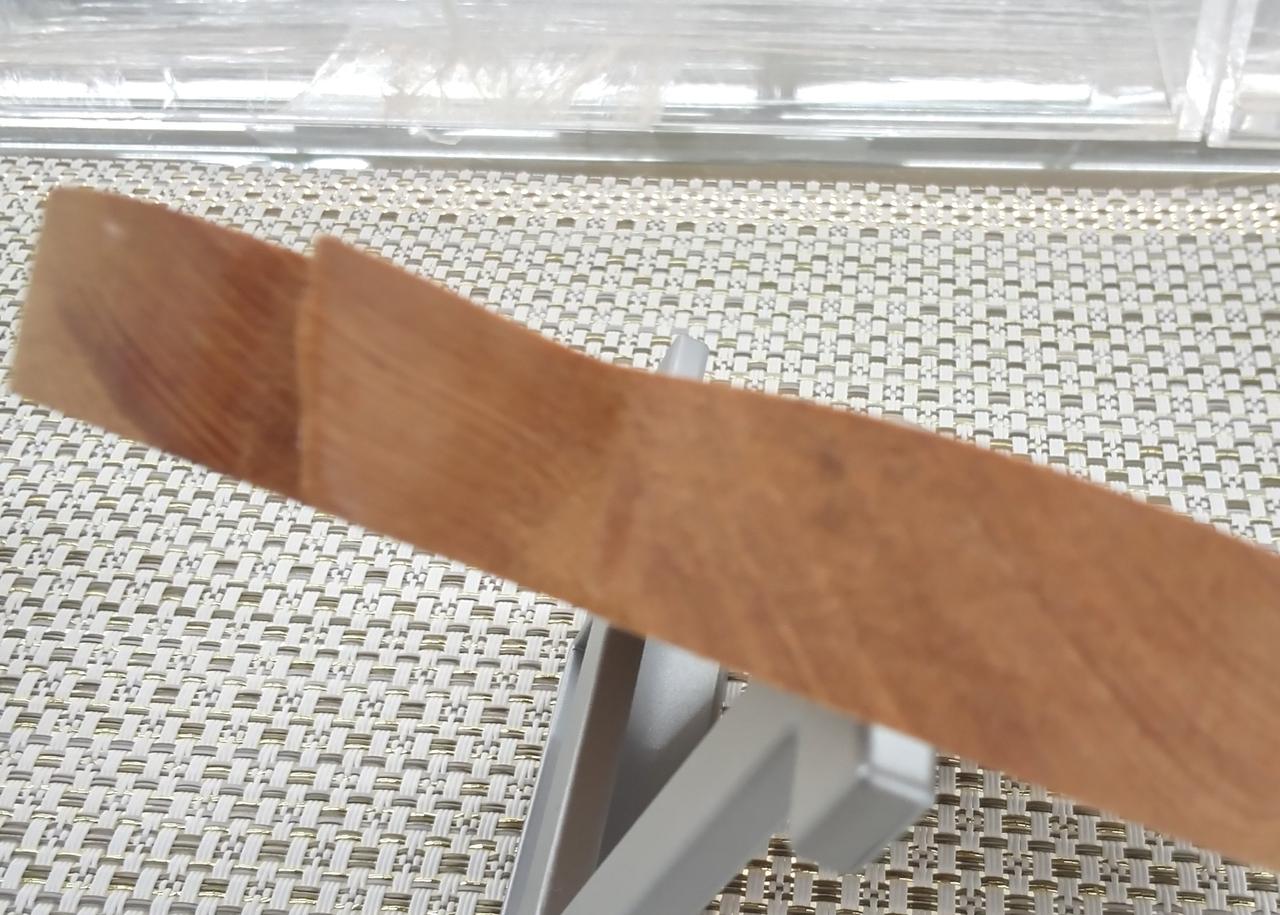 口ばし下から、真っすぐじゃなくガタツキ有