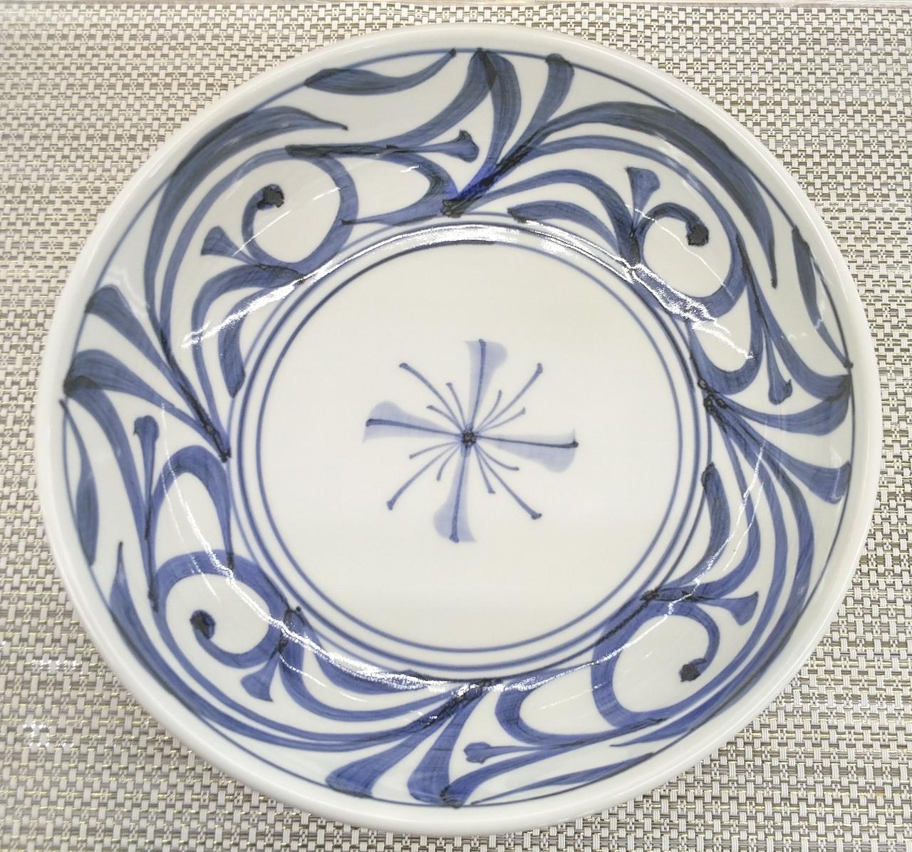 光の加減で見え方に違いあり。