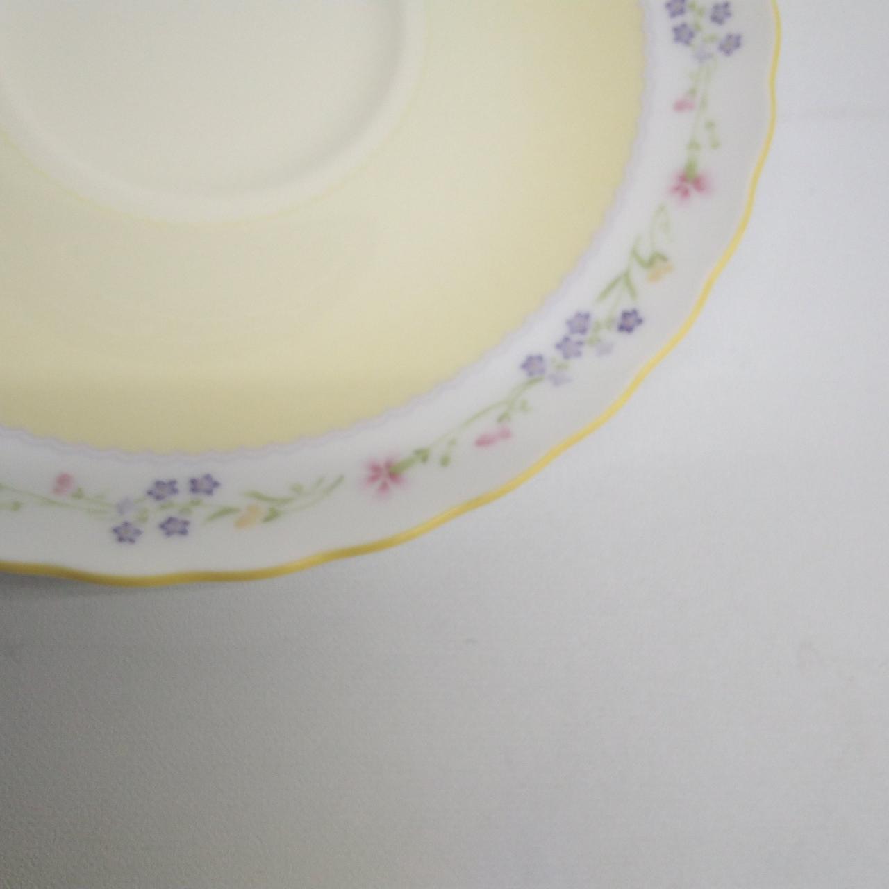 ソーサーフチは波型です。