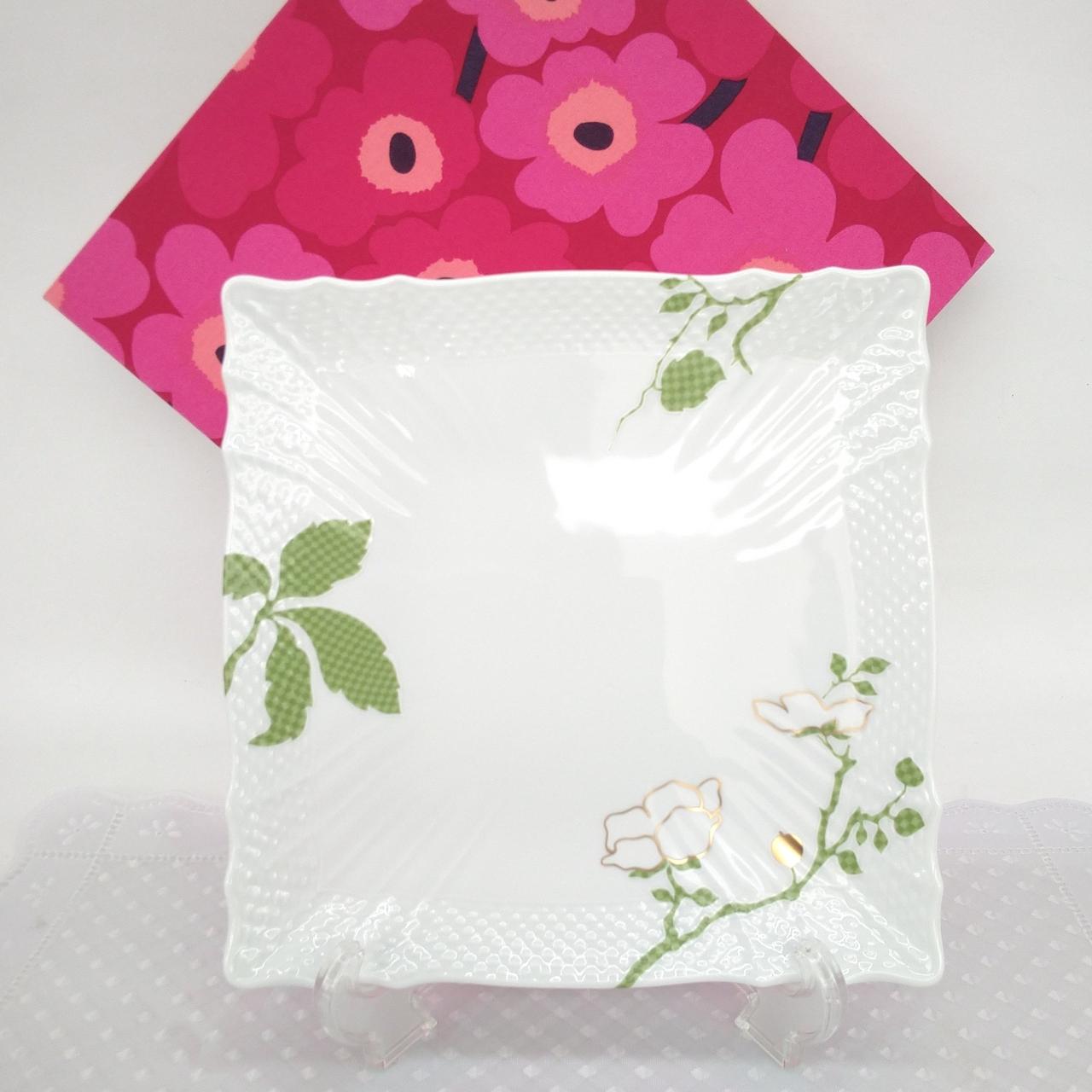 スタンド、絵などプレート以外付きません。