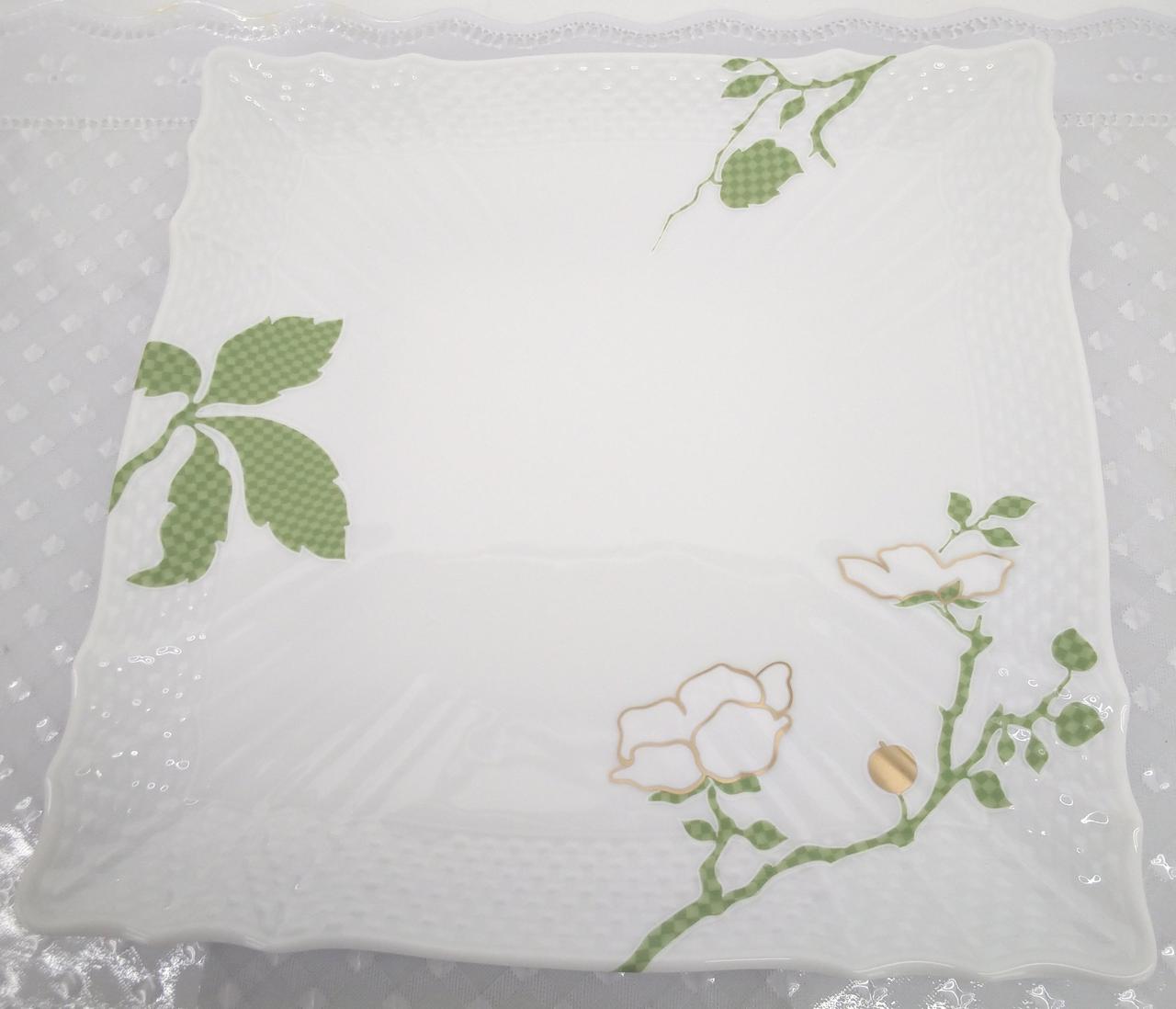 光の加減で見え方に違いあり。