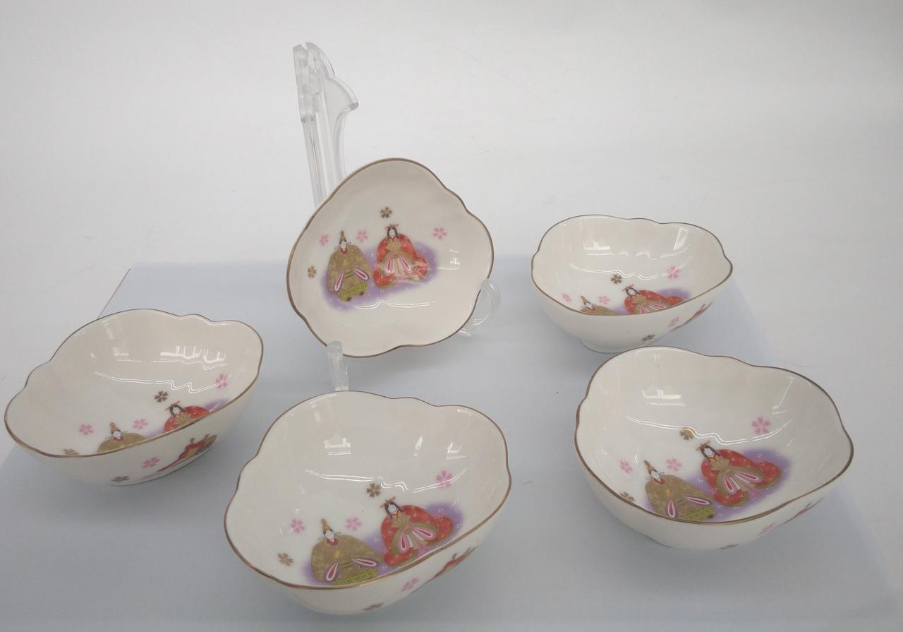 スタンド、マットは付きません。