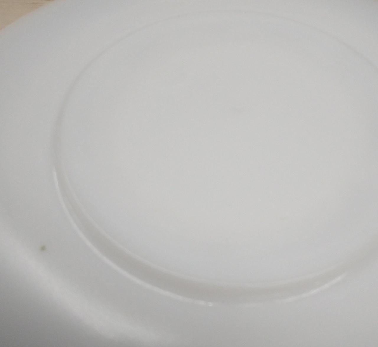 ソーサー裏、小さい点のような汚れあり。