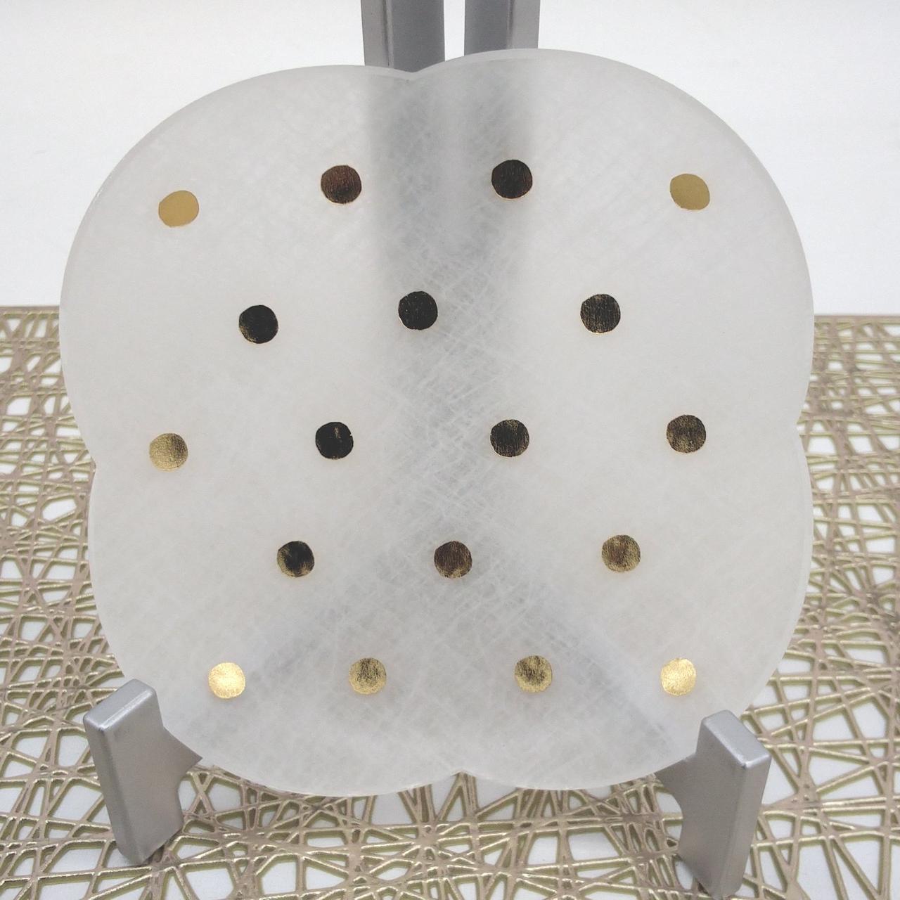 光の加減で見え方に違いあり。