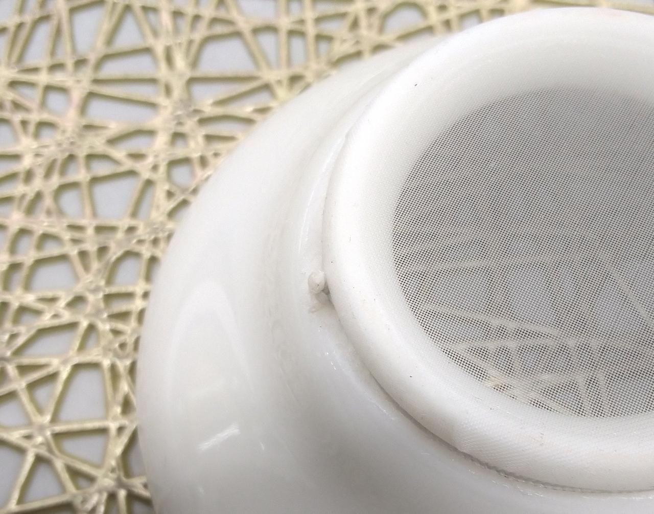 茶漉し裏、製作過程で出来た粘土塊あり。