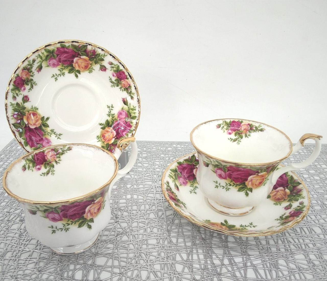 光の加減で見え方に違いあり。