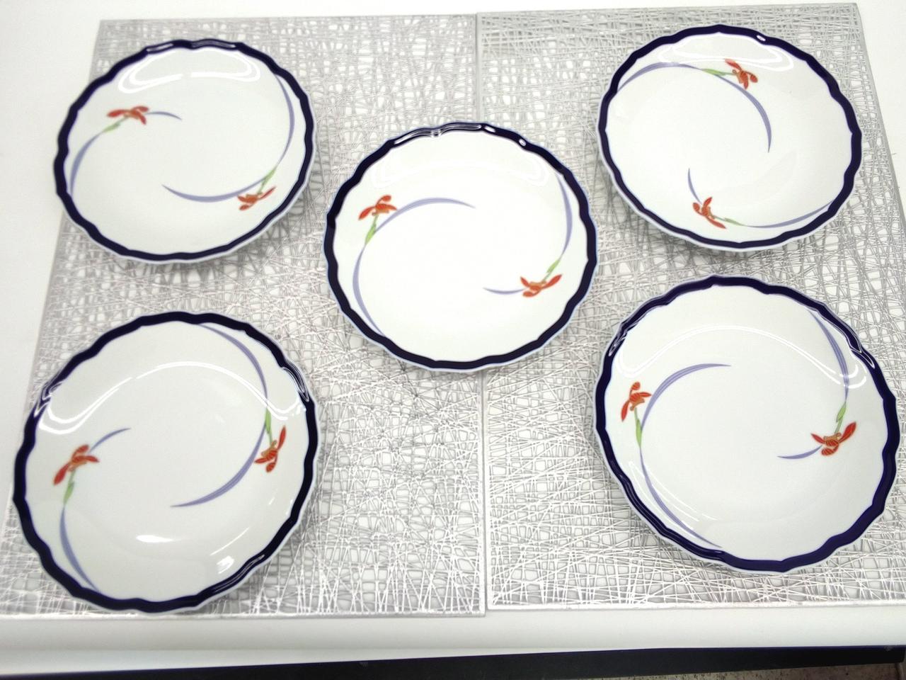 光の加減で見え方に違いあり。