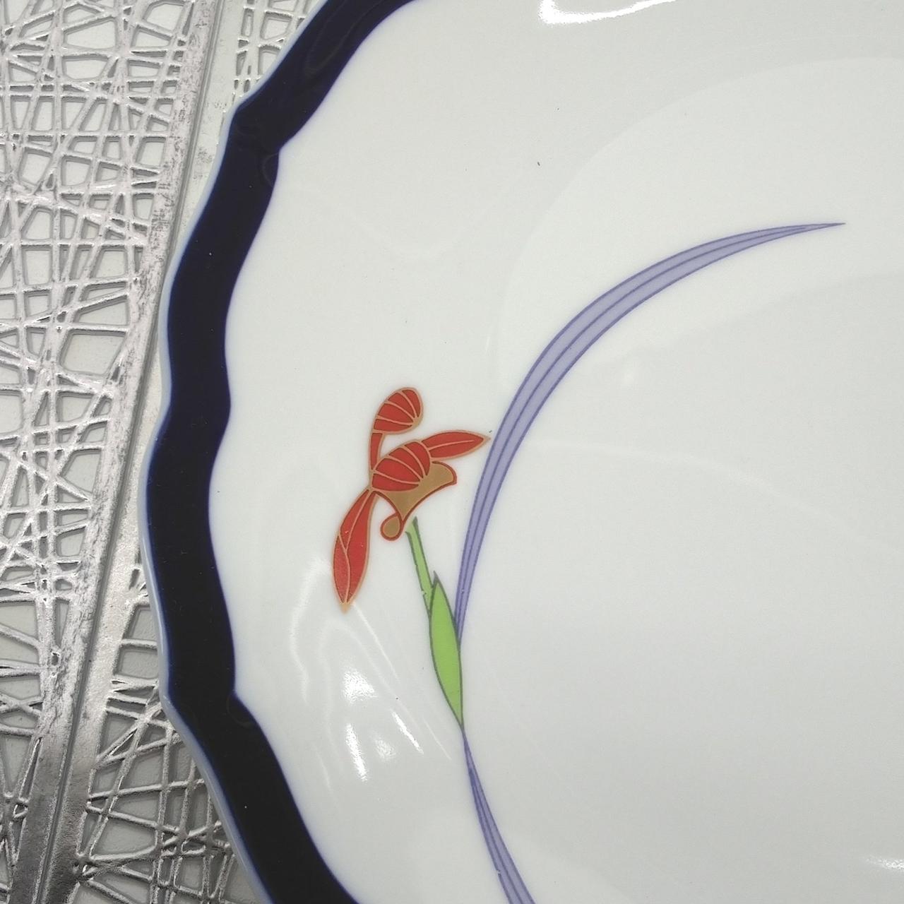 花びらは金彩になっています。