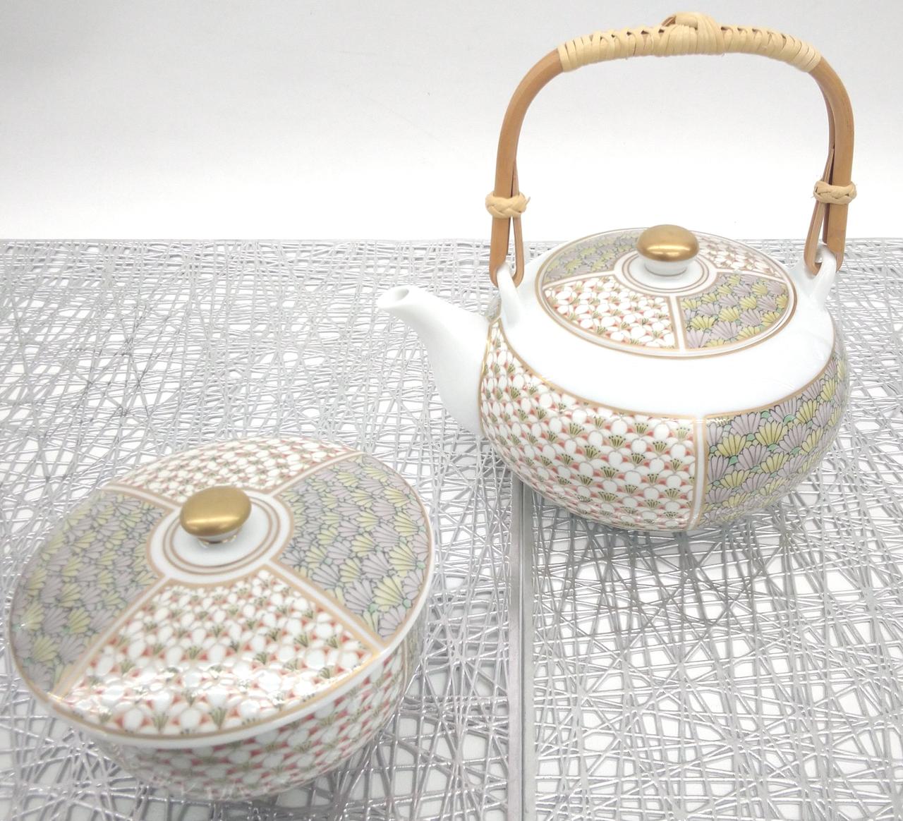 光の加減で見え方に違いあり。