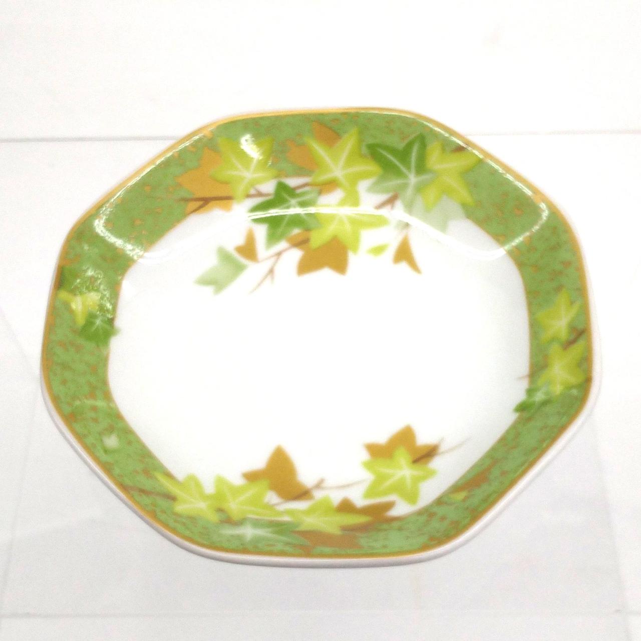 小皿、小鉢同柄。