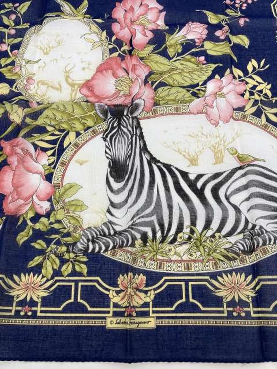 Salvatore Ferragamo クッション 花と鳥 Salvatore Ferragamo クッション 花と鳥 【公式通販】