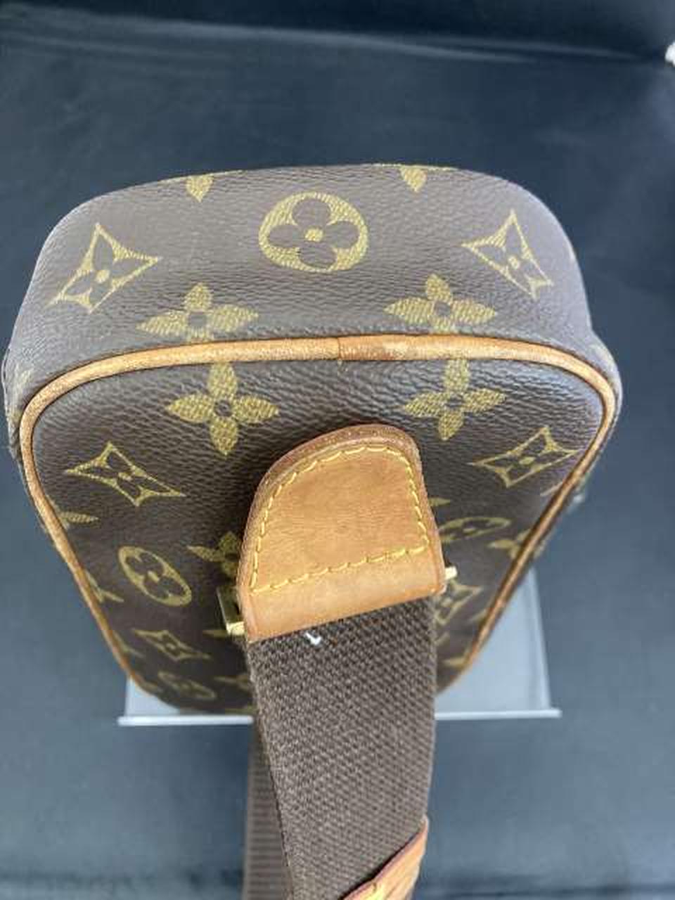 マチ、革部分にシミあり、