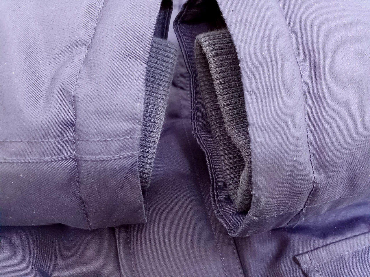 実際の色味と異なります袖にスレあり