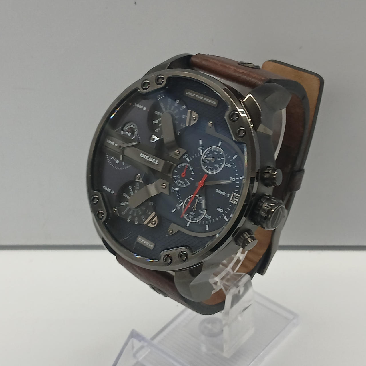 ケース径約57mm！4つのタイムゾーン！
