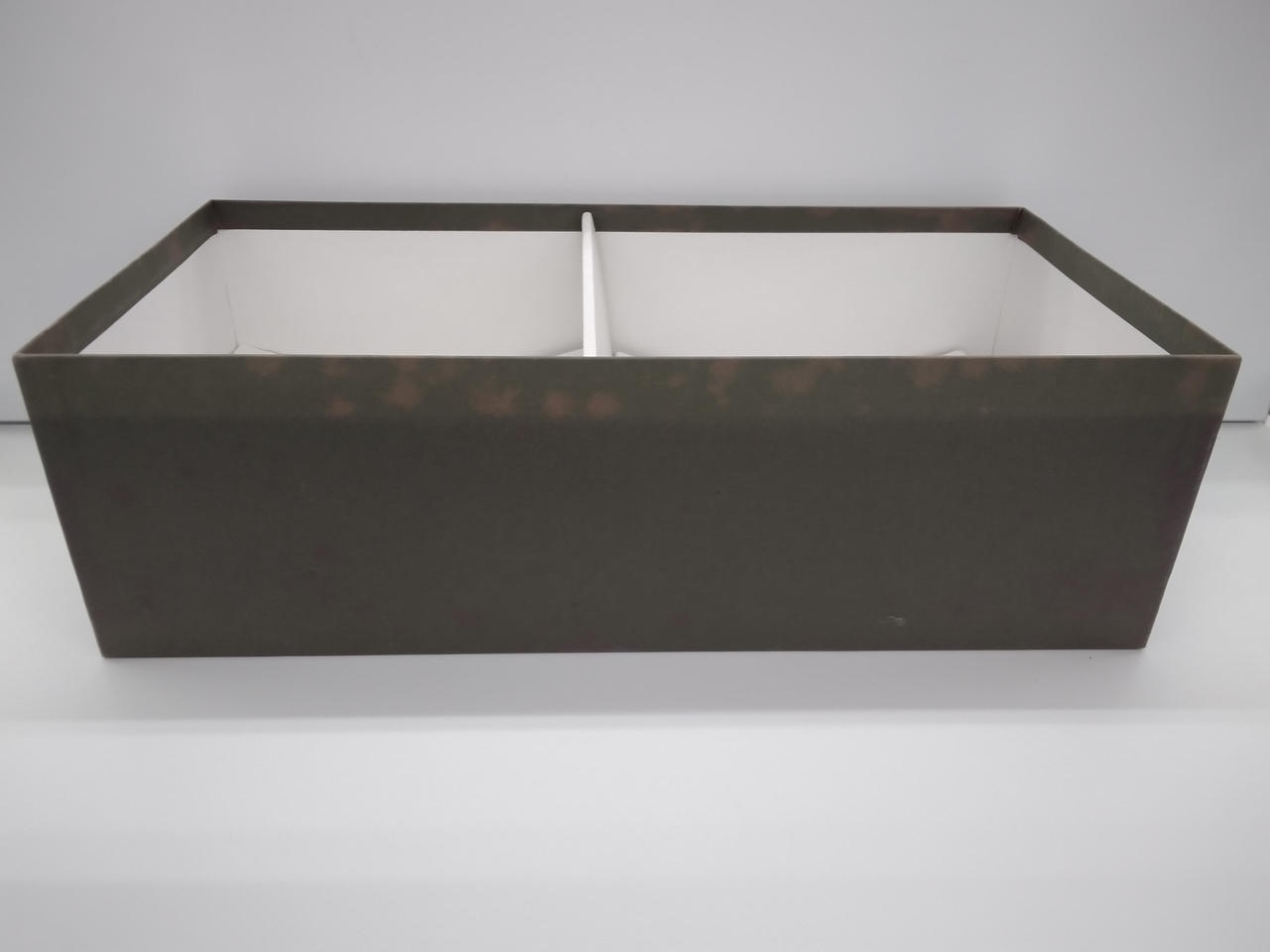 箱の変色、シミ、汚れあり