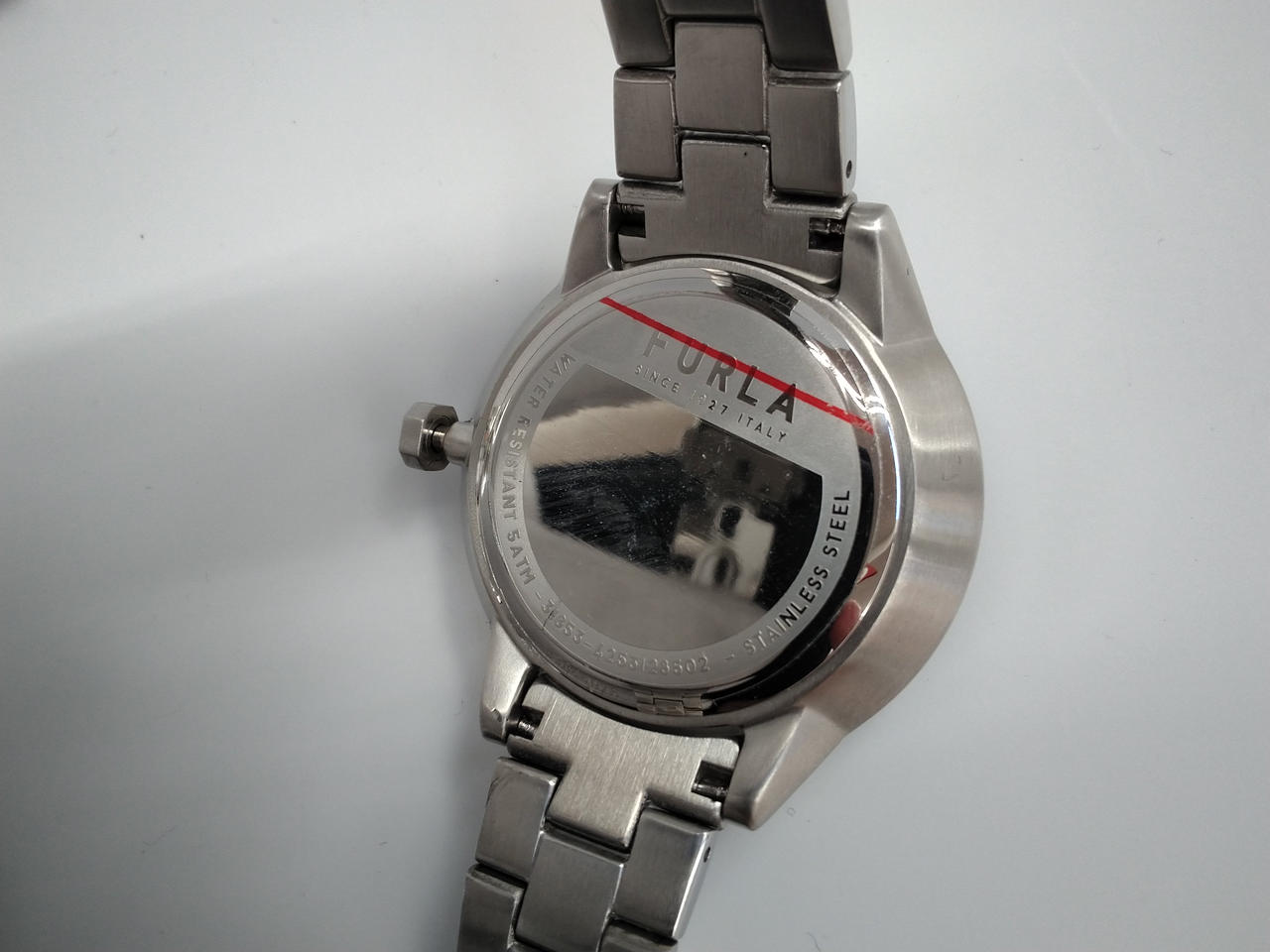 裏蓋にフィルムが貼られてます