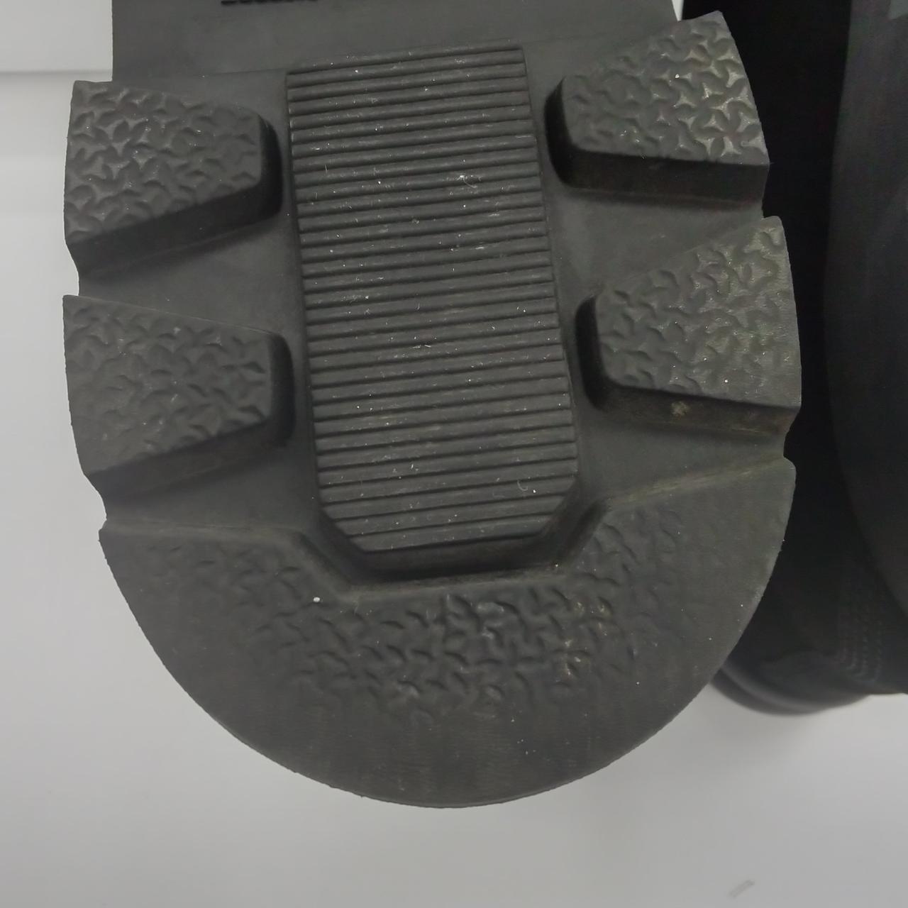 ヒールに若干の摩耗あり