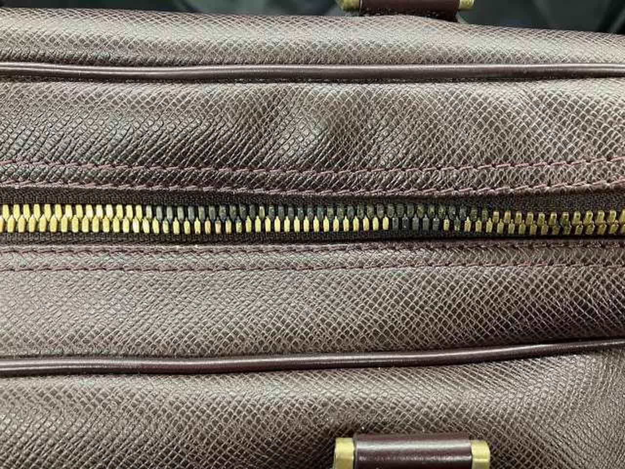 ファスナー金具に錆び、劣化あり