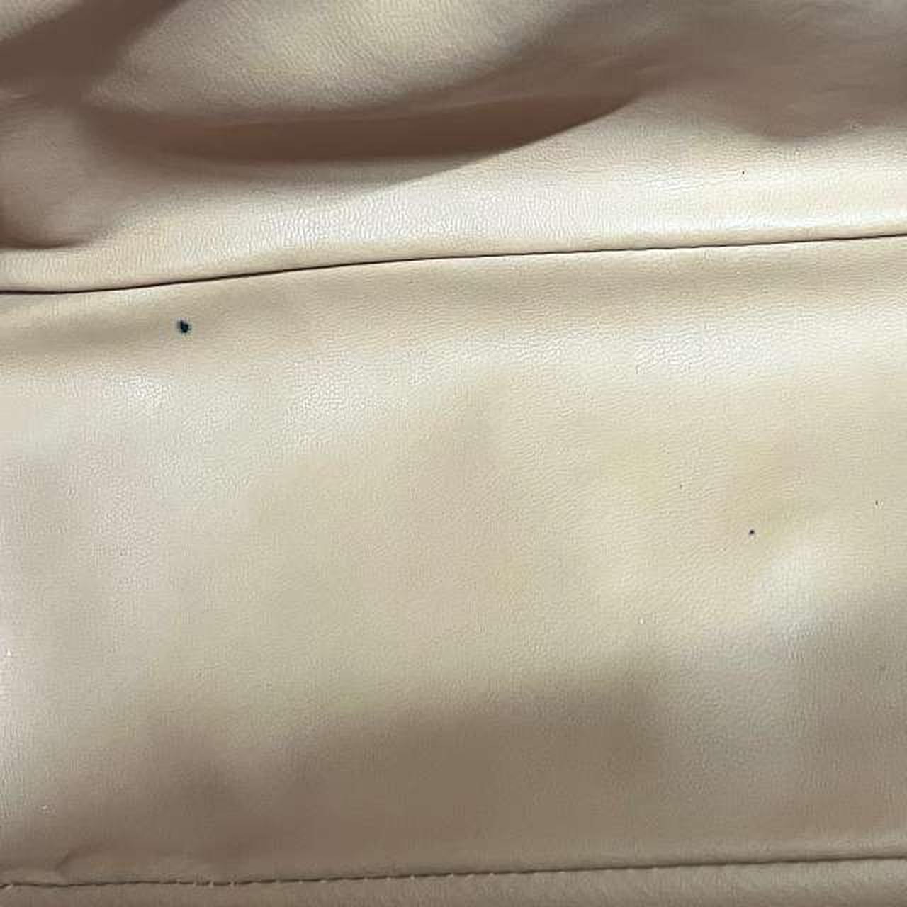 バッグ内側の底面に黒シミ