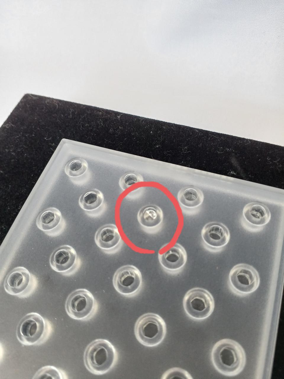 台座の赤丸の穴が埋まってます