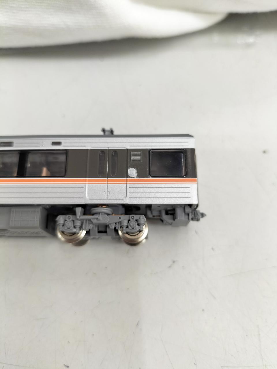 同じく動力車の後方にも塗装跡有り 左面