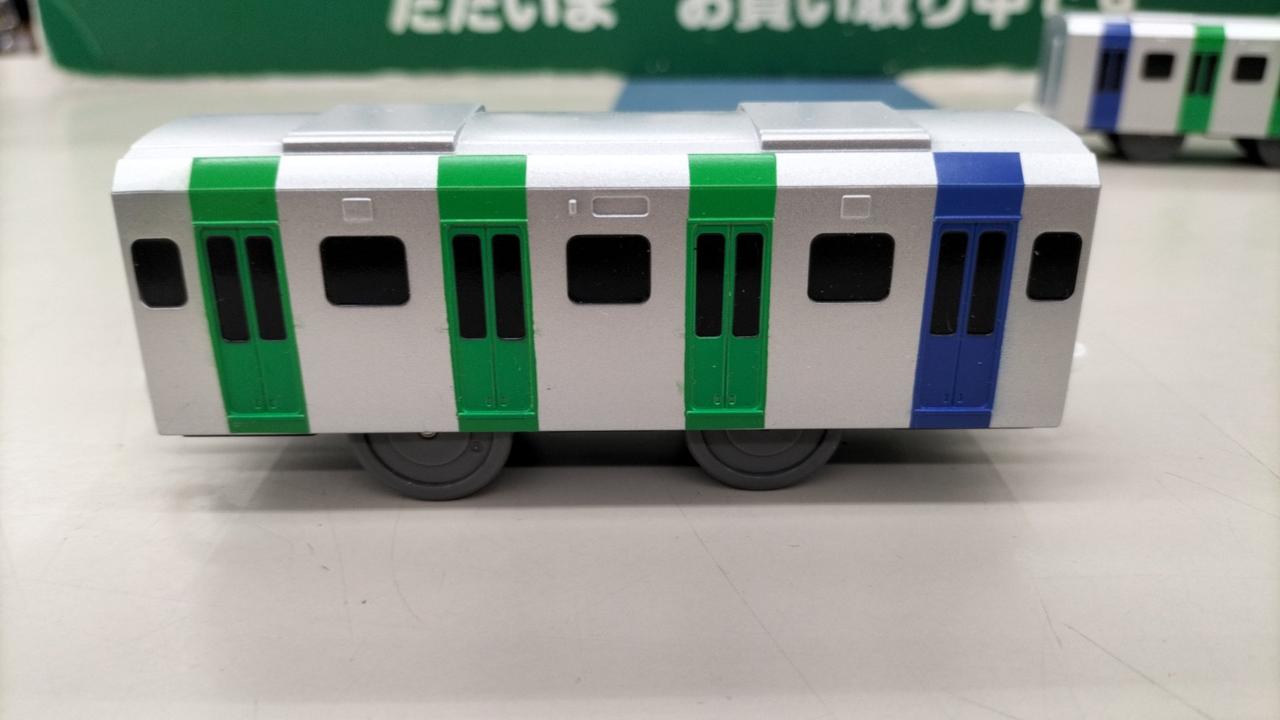 件の中間車両、この配色がエラーだそうです